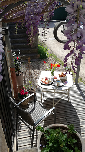 Petit déjeuner sur terrasse | L'Antre Ami, chambre d'hôtes à Savigny-lès-Beaune